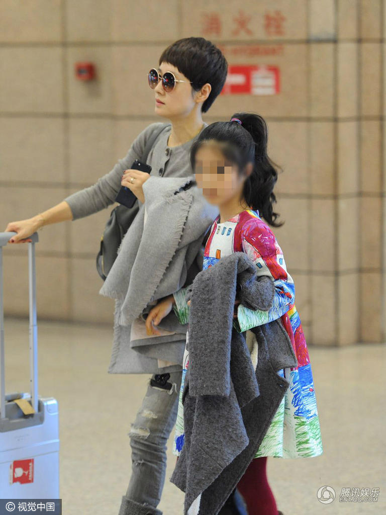 马伊琍一家四口现身 文章怀抱女儿似回娘家