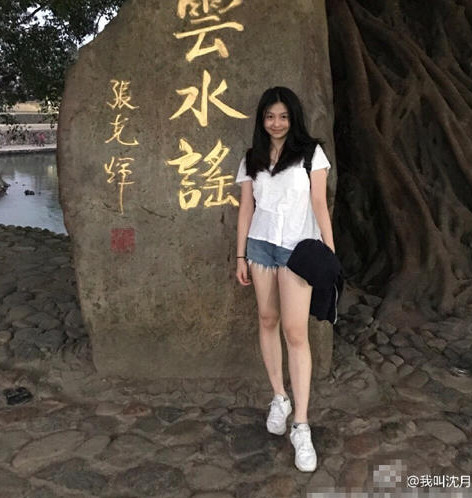 邱淑贞女儿泳池边秀美腿 持续妈妈好基因