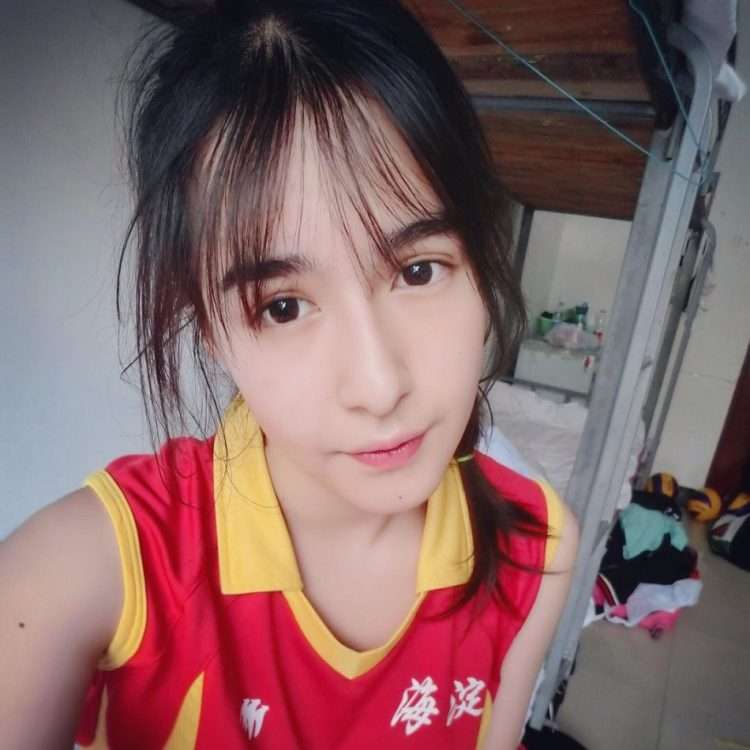 哥哥是篮球运策划,可是阿迪娜却选择了从初一初步练排球