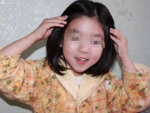 14岁女儿不肯分床睡,医生多次询问后,爸爸却低下了头