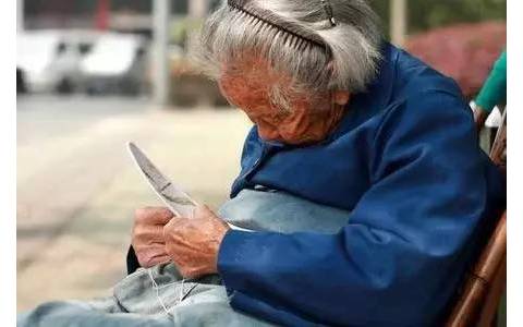 婆婆弄丢孩子,被儿媳赶回去,走时去和邻居告别,推开门她蒙了