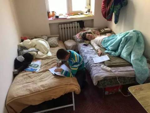 妈妈患骨癌,爸爸留下100元自杀:撑不下去的时候,看看这些照片吧
