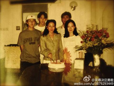 逆天了!72岁吴尊爸爸首次曝光,竟然比39岁儿子还要帅!