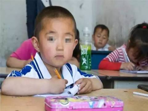 爸爸姓“尿”,给孩子取的名,上户口时工作人员一口茶全喷了出来