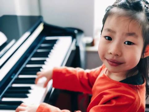 孩子祈祷砸掉钢琴,妈妈深思后做了选择,2年后竟考出钢琴10级!