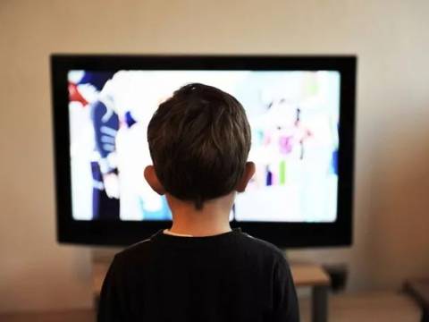 玩手机、看电视……孩子沉迷“屏幕”,或将影响其大脑发育