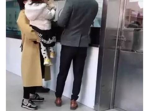 42岁王大治近况曝光,化身好爸爸疑亲带女儿看病,一家三口很幸...