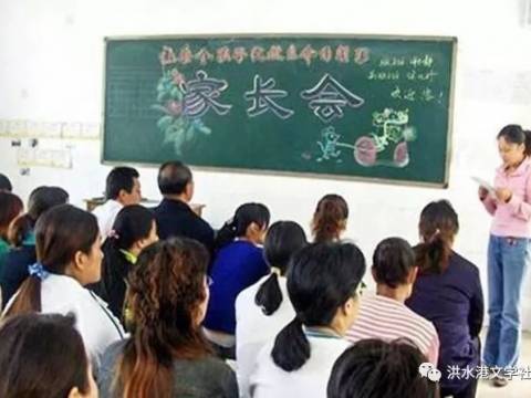 爸爸来开家长会,穿着打扮太吸睛,网友:你让孩子的脸往哪放