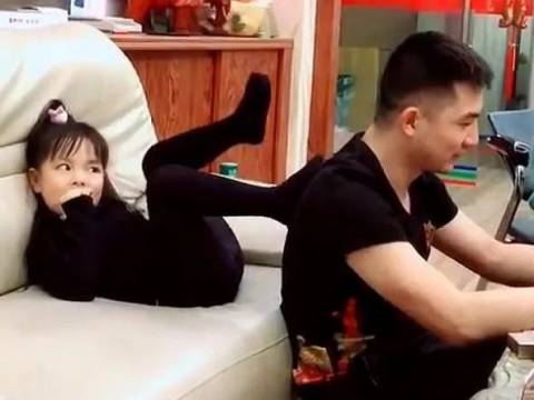 女儿说给爸爸做个按摩,可为什么要用脚来踩?网友:味道有点重