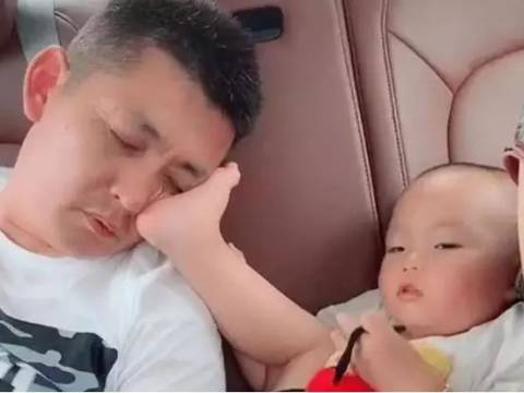 宝宝伸脚托住爸爸走红,网友调侃老爸不靠谱时,专家却出面批无知