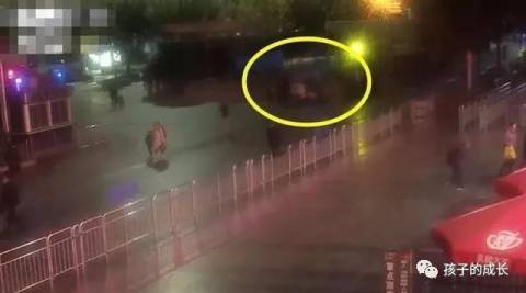 爸爸罚儿子凌晨3点当街乞讨,如此“震撼式”教育不可取