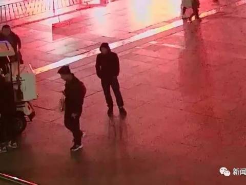 亲生的?爸爸凌晨把孩子丢火车站,还发个碗让他讨饭?