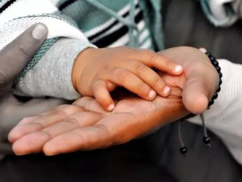 为什么孩子在幼儿园能自己吃饭,在家里却要父母追着喂?