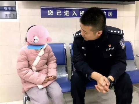 “爸爸说夸我漂亮的都是坏人!”警察蜀黍:我太难了