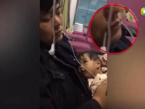 爸爸口含输液管为女儿暖药液,网友:想爸爸了……
