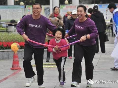 16岁女儿＂衣不蔽体＂出浴室,让爸爸擦水,正看电视的奶奶:不...