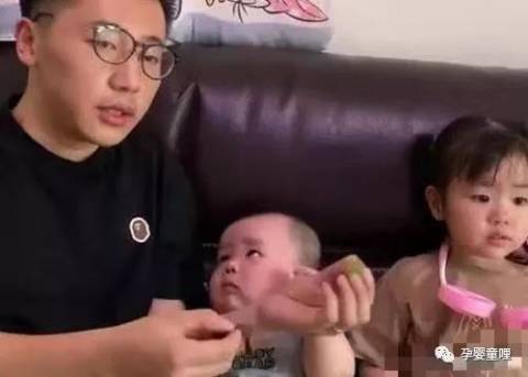 “女儿奴”爸爸火了,忽视儿子给女儿喂葡萄,儿子眼神亮了