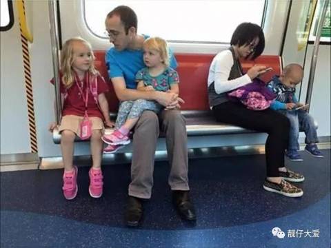地铁上,这位爸爸带娃的方式火了,跟一旁的妈妈带娃形成鲜
