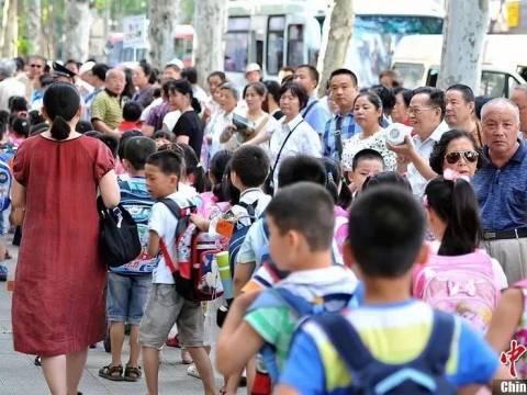 “爸,我在幼儿园被打了!” “爸爸在这里,你敢不敢打回去?”