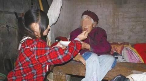妈妈离家爸爸服刑,女孩高考591分,资助她高中3年的人是妈妈