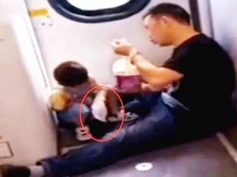 火车上4岁孩子饿了,爸爸的做法让人称赞,网友:最高级“炫富”