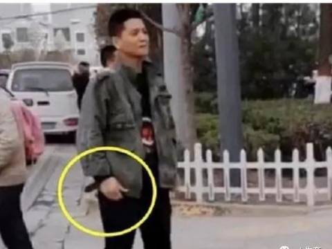 爸爸穿工作服接娃,怕丢脸特意站远,女儿反应让人感动!