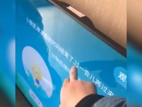 爸爸禁止娃看电视,娃的一番说辞却颇具道理,网友:早已看穿一切