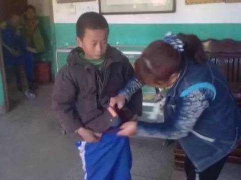 爸爸:我们家不是没钱,让他穿旧衣服是想磨炼他的意志!