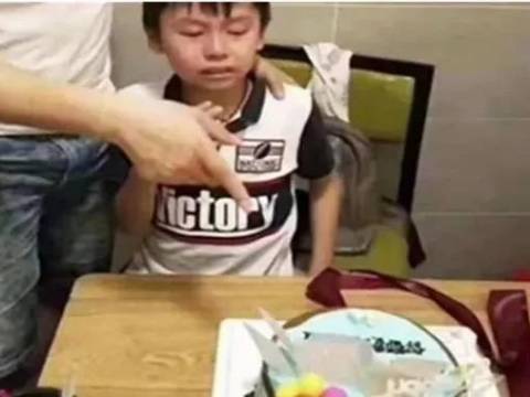 孩子过生日,妈妈预定“最残忍蛋糕”,揭箱后男孩情绪失控:恨你