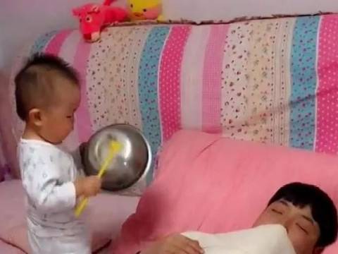 爸爸快起床,再不起来一盆子扣你头上,网友:专治懒爸爸