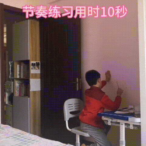 爸爸晒出儿子独自在家写作业的状态,引发网友共鸣:我家也是同款
