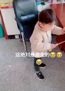 趁爸爸午睡,儿子给爸爸的书桌“开了刀”,爸爸感觉脖子凉飕飕的