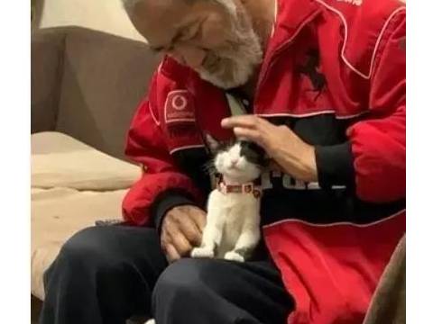 爸爸发怒要把猫丢掉,她下班看见恩爱画面,疑惑:这家伙有什么巫术