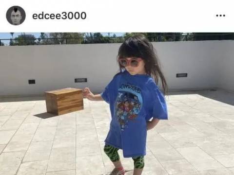 陈冠希女儿穿爸爸拖鞋,戴墨镜摆pose,爸爸大赞:像妈妈超级模特