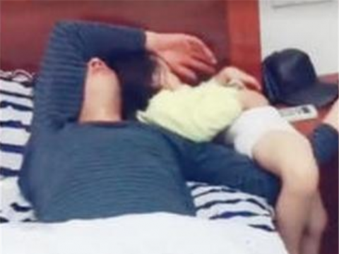 爸爸哄3岁女儿睡觉,宝妈洗完澡后,回到房间一看气得咬牙切齿