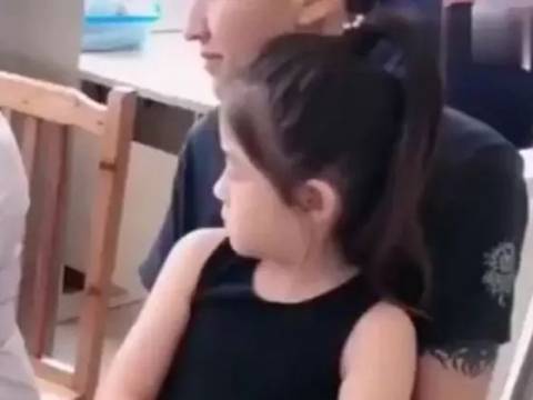9岁女儿打预防针,爸爸主动请缨安慰,网友:我以为是夫妻俩