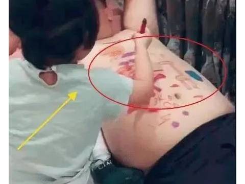 爸爸睡觉肚子被女儿画画,本以为是“胡乱涂画”,成品却很可爱