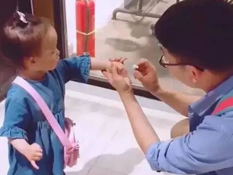 爸爸给3岁女儿戴上戒指,女儿转身瞬间网友泪目了:长大别远嫁