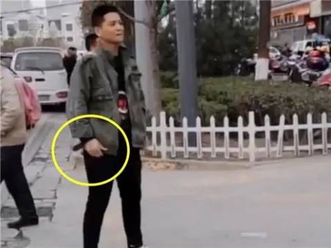 爸爸接女儿时远远站着,怕自己的工作服丢人,女儿的行为暖心了