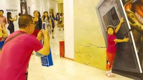 5岁女孩在商场和爸爸走散,接下来的机智做法,值得让人为她点赞