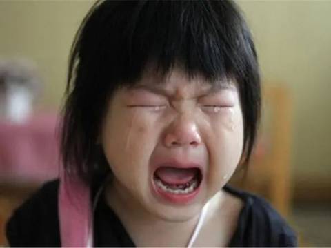 4岁女儿打碎手机惹怒爸爸,爸爸一巴掌毁掉了一个家庭,让人唏嘘