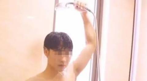 4岁女儿看到爸爸洗澡,女儿的话爸爸难为情,妈妈回答很到位