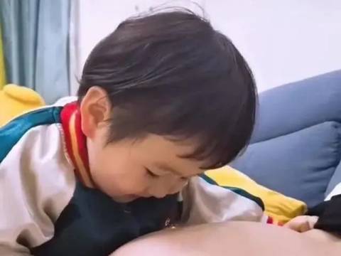 女儿一心想要弟弟,爸爸的大肚腩成了她的“寄托”,妈妈无语了!