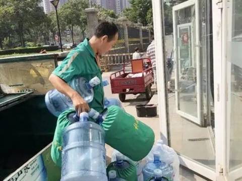 9岁女孩捂着肚子干呕,告诉爸爸里面有“宝贝”,检查后爸爸哭了