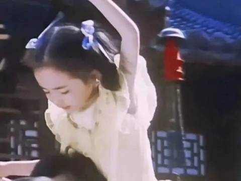 5岁小糯米越长越漂亮,当街掀爸爸帽子,调皮个性像极了妈妈杨幂
