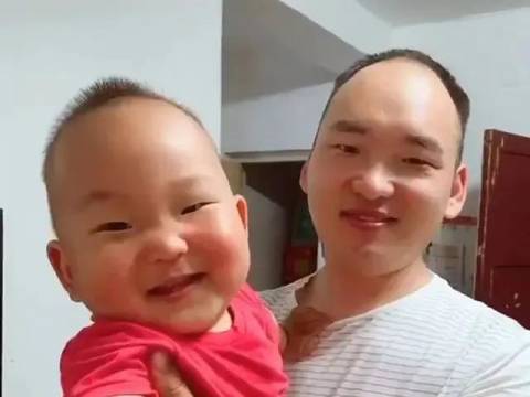 爸爸带娃去做亲子鉴定,工作人员看了两人长相后拒绝:没必要