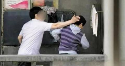 “爸爸,你抱抱我”,女孩因顶嘴离开人世,家长失控有多可怕?