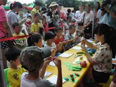 “老师,我爸爸没了”亲子作业完成了,幸福的一家四口也“毁”了