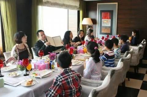 孩子吃饭时若有3种“表现”,长大后多半没出息,你家孩子中没?