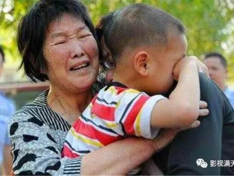 婴儿公交上大哭爸爸无动于衷,乘客随口一句抱怨,却救了一个家庭